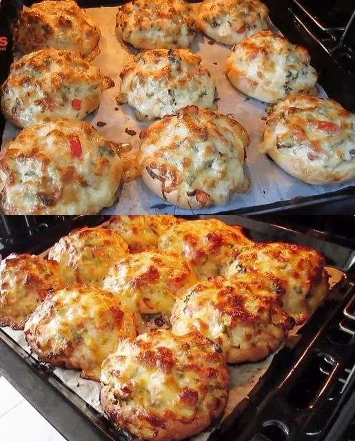 Überbackene Brötchen mit Hackfleisch, frisch aus dem Ofen.