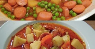 Wiener Würstchen serviert mit Kartoffeln und Erbsen auf einem Teller.