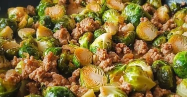 Würzige Rosenkohl-Hackfleisch-Pfanne in einer Pfanne serviert