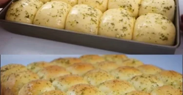 Würziges Käse-Knoblauchbrot frisch aus dem Ofen, ideal für Snacks und Feierlichkeiten.