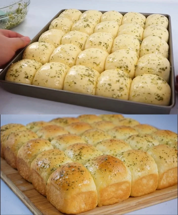Würziges Käse-Knoblauchbrot frisch aus dem Ofen, ideal für Snacks und Feierlichkeiten.