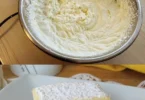 Leckere Zitronen-Mascarpone-Schnitten auf einem Teller