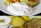 Zucchini-Puffer serviert mit frischem Tzatziki-Dip