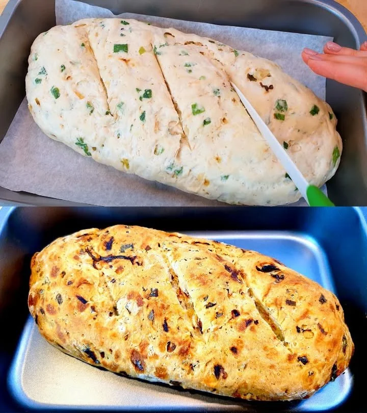 Frisches Zwiebelbrot auf einem Holzbrett, perfekt zum Servieren.