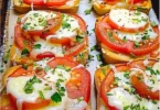 Ein köstliches Tomaten-Mozzarella-Toast, perfekt für das Abendessen.