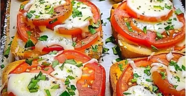 Ein köstliches Tomaten-Mozzarella-Toast, perfekt für das Abendessen.
