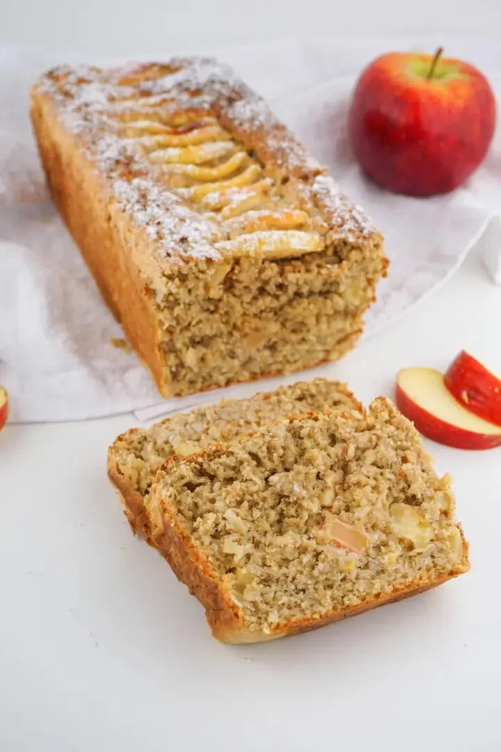 Apfel Hafer Kuchen ohne Zucker auf einem Teller serviert