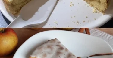 Saftiger Apfelmus-Kuchen auf einem Teller, dekoriert mit Puderzucker.