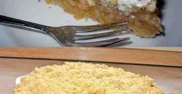 Saftige Apfeltorte mit Streuseln auf einem Teller serviert