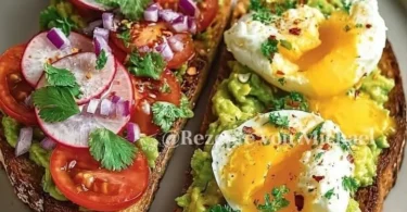 Verschiedene Variationen von Avocado-Brot auf einem Tisch