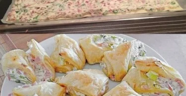 Blätterteigrolle gefüllt mit Schinken und Frischkäse auf einem Tisch