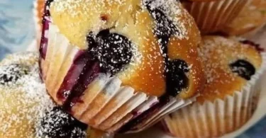 Schmackhafte Blaubeeren Muffins frisch aus dem Ofen.