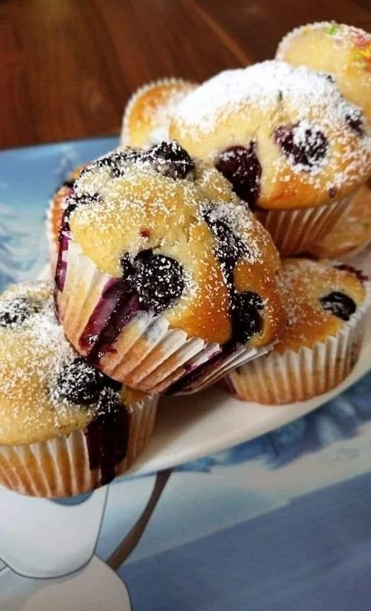Schmackhafte Blaubeeren Muffins frisch aus dem Ofen.