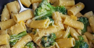 Leckere Broccoli Pasta mit Hühnchen auf einem Teller serviert