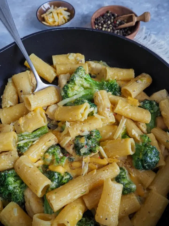 Leckere Broccoli Pasta mit Hühnchen auf einem Teller serviert