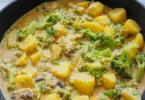 Brokkoli-Kartoffel-Pfanne mit frischen Pilzen und Gewürzen