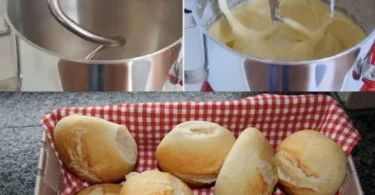 Frisch gebackene Brötchen auf einem Holztisch mit verschiedenen Sorten.