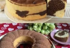 Leckerer Bundt-Kuchen mit Kaffee und Kakao auf einem Tisch serviert.