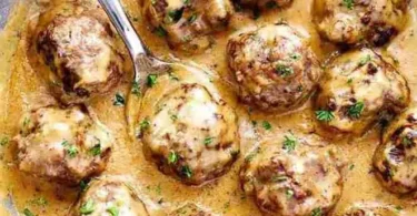 Delizieuse Champignon-Sauce serviert mit frischem Gemüse