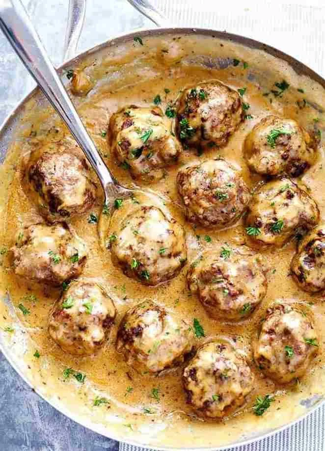 Delizieuse Champignon-Sauce serviert mit frischem Gemüse