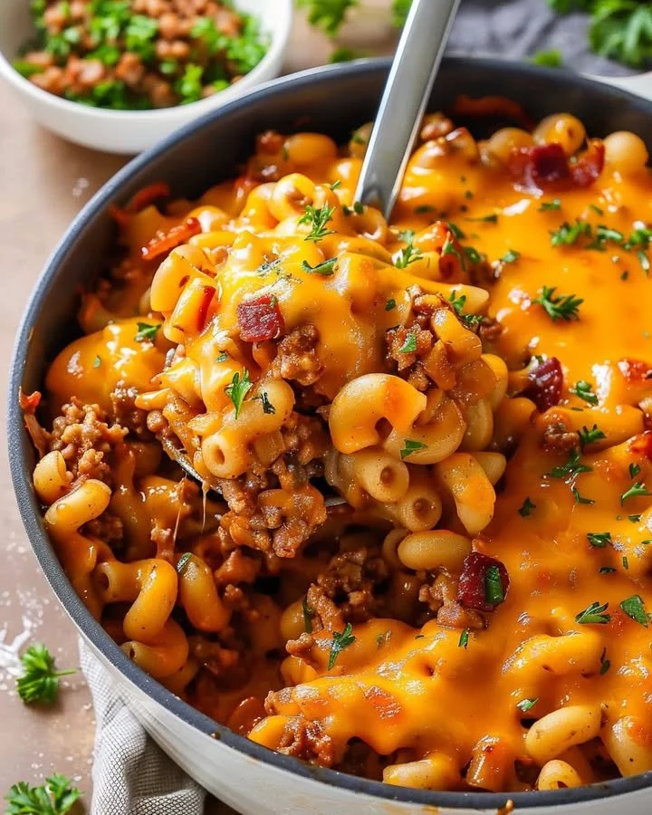 🍛🍛 Entdecken Sie unsere Cheeseburger Pfanne: saftiges Hackfleisch, geschmolzener Käse und knackiges Gemüse, alles in einer Pfanne vereint. Einfach zuzubereiten und unwiderstehlich lecker – perfekt...
