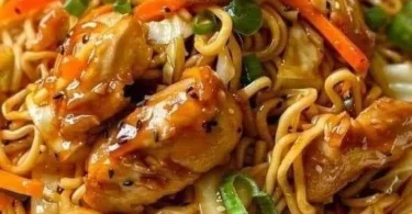 Chinesisch gebratene Nudeln mit Hühnchenfleisch auf einem Teller serviert