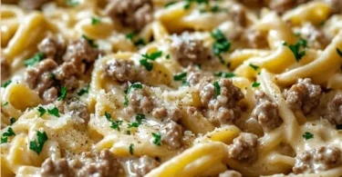 Cremige Knoblauchbutter-Pasta mit Hackfleisch in einem Topf zubereitet