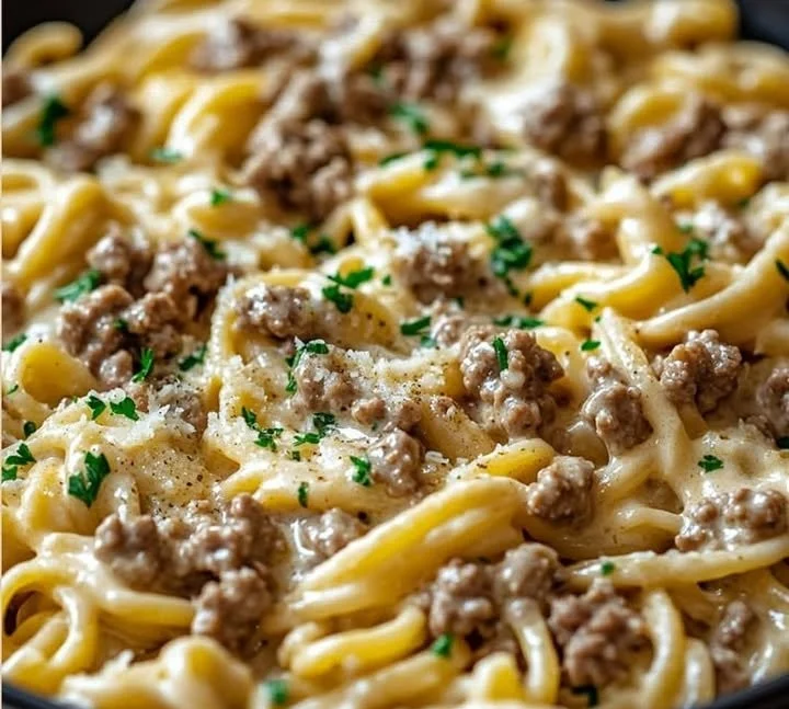 Cremige Knoblauchbutter-Pasta mit Hackfleisch in einem Topf zubereitet