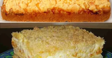 Crumble-Kuchen mit Mandarinen und Sauerrahm auf einem Teller serviert.