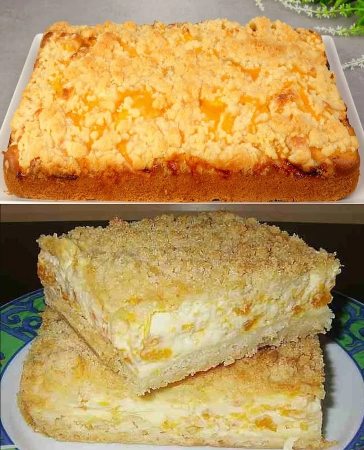 Crumble-Kuchen mit Mandarinen und Sauerrahm auf einem Teller serviert.