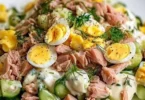 Eier-Gurken-Thunfischsalat in einer Schüssel mit frischen Zutaten