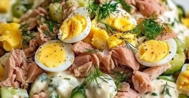 Eier-Gurken-Thunfischsalat in einer Schüssel mit frischen Zutaten