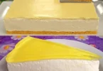 Saftiger Zitronen-Joghurt-Kuchen auf einem Tisch serviert