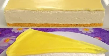 Saftiger Zitronen-Joghurt-Kuchen auf einem Tisch serviert
