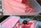 Erdbeer-Eiscreme ohne Eismaschine in einer Schüssel serviert.