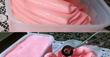 Erdbeer-Eiscreme ohne Eismaschine in einer Schüssel serviert.
