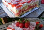 Leckerer Erdbeer Kuchen mit frischen Erdbeeren und Sahne