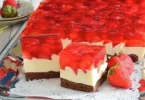 Erdbeer-Schokoladenkuchen mit frischen Erdbeeren und Schokolade