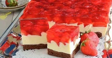 Erdbeer-Schokoladenkuchen mit frischen Erdbeeren und Schokolade