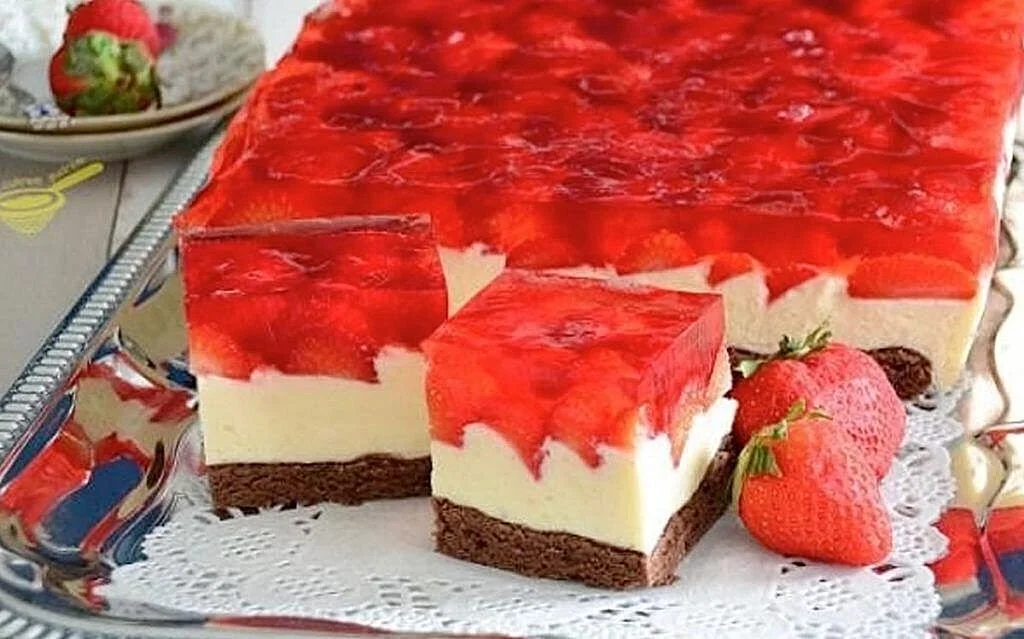 Erdbeer-Schokoladenkuchen mit frischen Erdbeeren und Schokolade