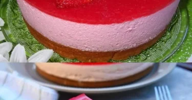 Erdbeermousse Torte mit frischen Erdbeeren und Sahne dekoriert