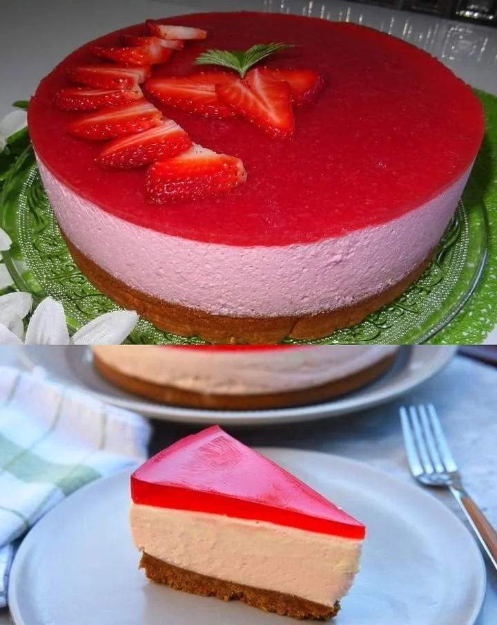 Erdbeermousse Torte mit frischen Erdbeeren und Sahne dekoriert