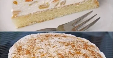 Fantakuchen mit Pfirsichen auf einem Teller, dekoriert mit frischen Früchten.