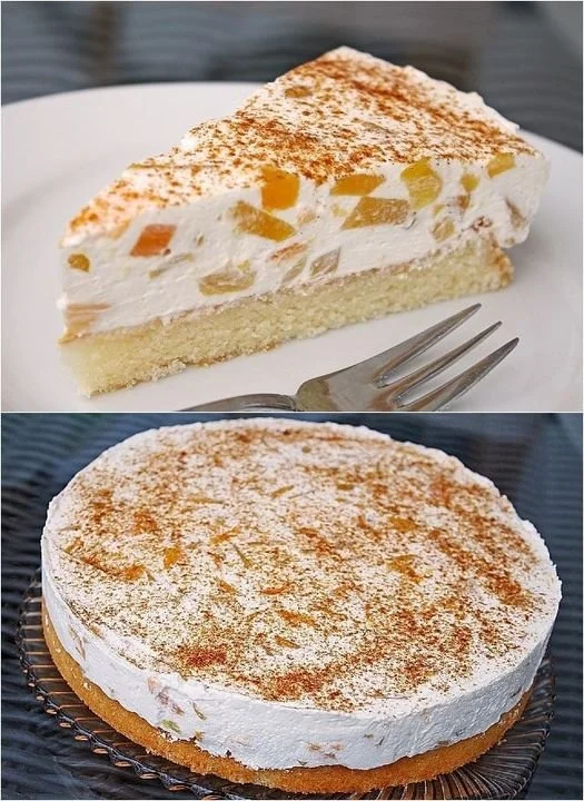 Fantakuchen mit Pfirsichen auf einem Teller, dekoriert mit frischen Früchten.