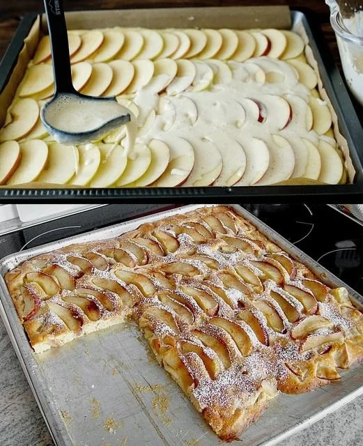 Fantastischer Apfelblechkuchen mit saftigen Äpfeln auf einem Blech