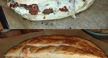 Fladenbrot mit Hackfleisch aus dem Ofen auf einem Teller angerichtet