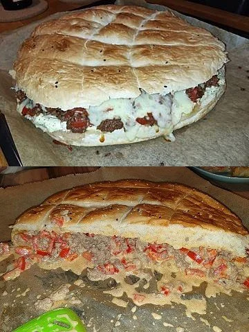 Fladenbrot mit Hackfleisch aus dem Ofen auf einem Teller angerichtet