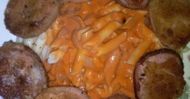Gebratene Bologna mit Tomatensauce auf einem Teller serviert