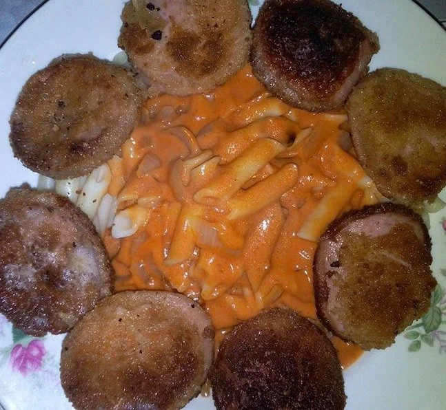 Gebratene Bologna mit Tomatensauce auf einem Teller serviert
