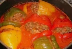 Gefüllte Paprika mit Hackfleisch auf einem Teller garniert